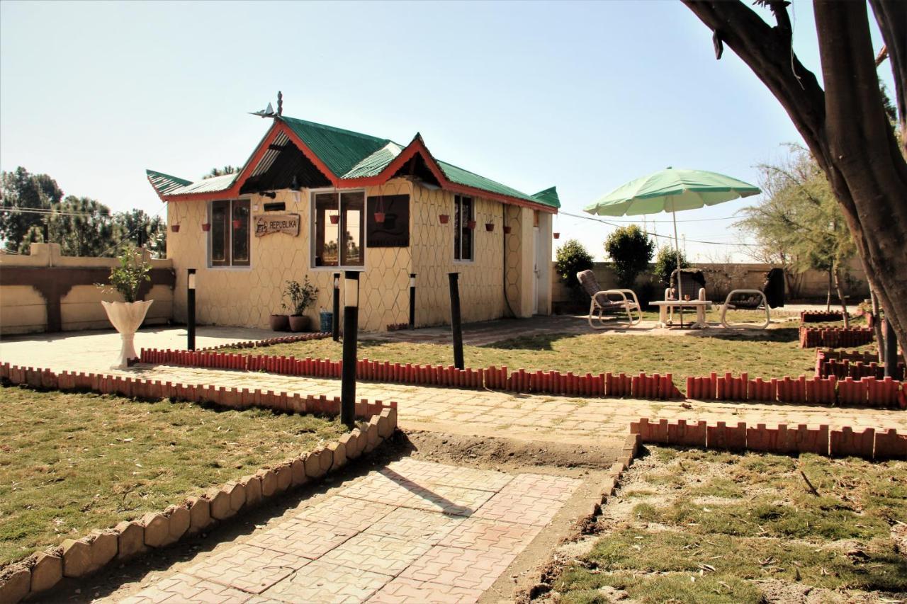 Republika Central Hotel Abbottabad Exterior photo